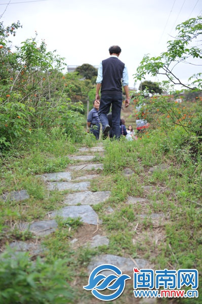 沿著該石道步行，便可通往石拱橋