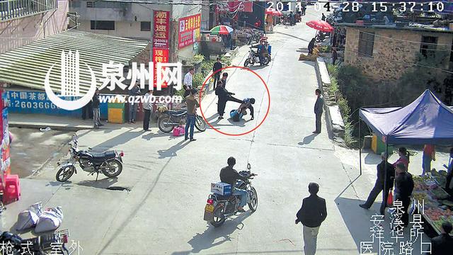 林某（黑衣男子）腳踢協警（圖中畫紅圈處）