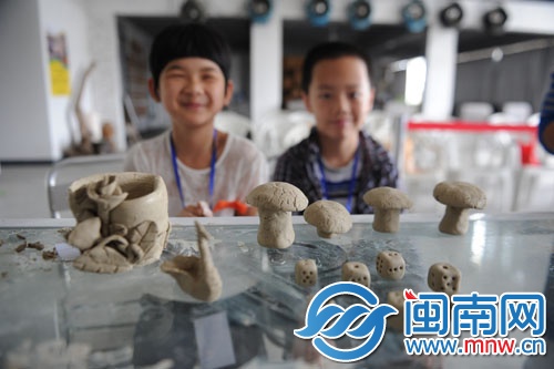 孩子們的作品展示，有蘑菇、骰子等