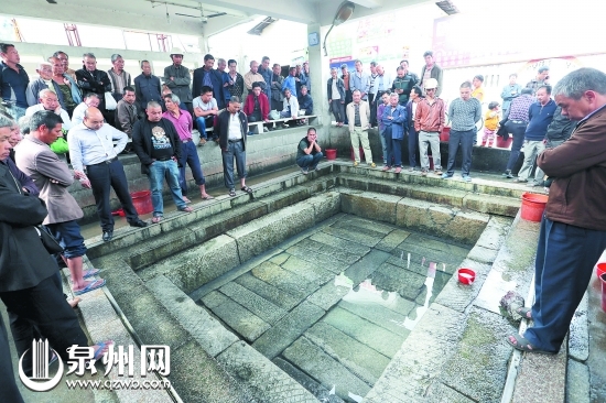 村民放水，觀察溫泉出水情況
