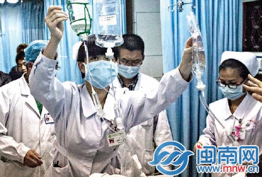 遇到急診病人多了，一護士連掛三個吊瓶