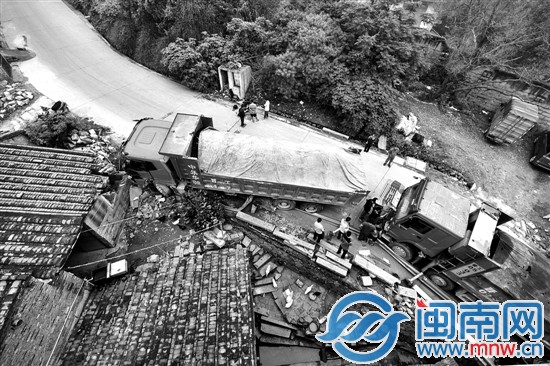 兩輛土方車，一輛撞民房，一輛被前車撞到