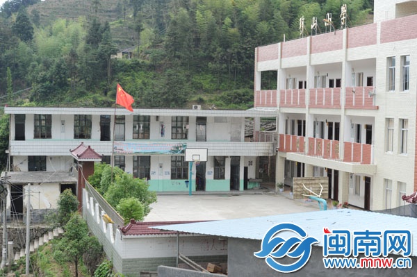 三層的是前年翻建的教學樓，兩層舊樓則改作學前班和