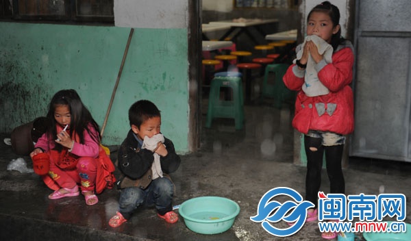 早上6點，孩子們在食堂外打水洗臉