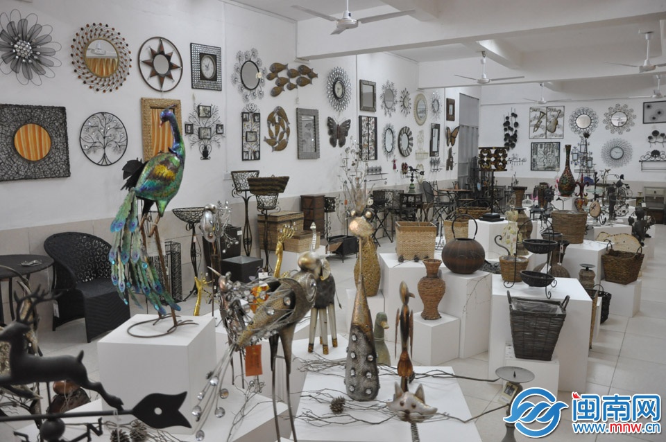 展覽廳里，琳瑯滿目的藤鐵工藝品吸引了無數前來參觀