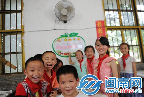 孩子們有了風扇，吃飯不再熱了