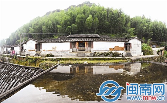 梁披云的故居在青山竹林下，年久失修