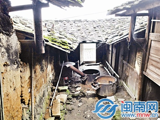 無人看護，室內破敗