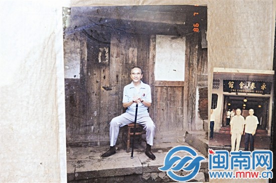 梁披云80歲時回鄉，在故居前留影留書