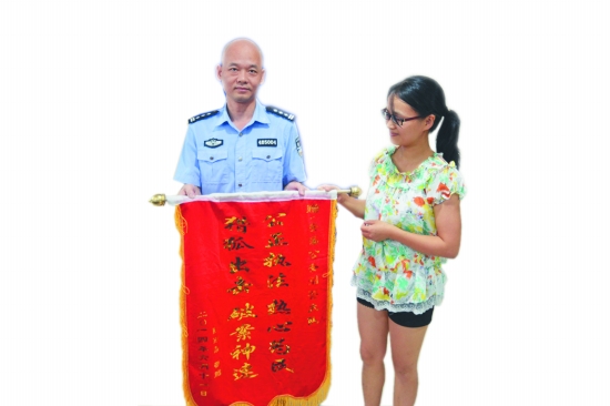 如數領回被騙巨款，贈送錦旗給安溪警方。