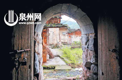 這一石拱門是土樓的邊門，對面是土樓的配套古厝。