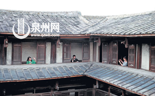 古香古色的土樓對都市人很有吸引力，不少人結伴前往