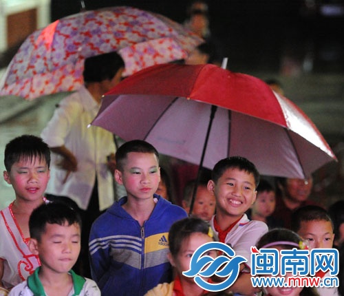 六一晚會上，妝化得很濃的孩子們