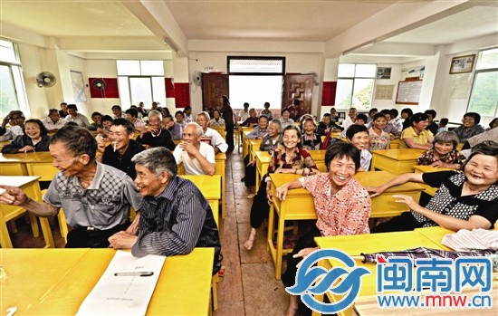 老年學校課堂上，老人們像小學生一樣坐著