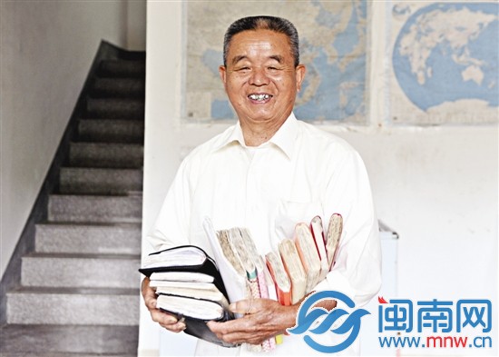 幾年的教學，曾仁山的教學材料已經一大摞