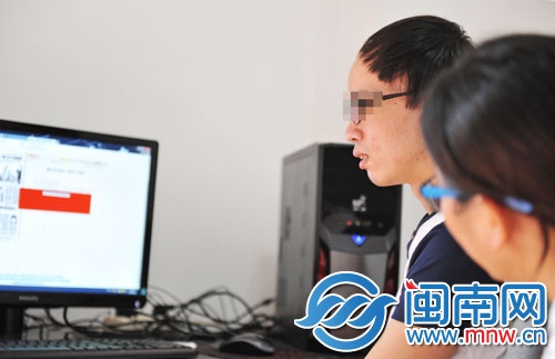 記者一開始接觸小龍，他都是斜著眼用眼角的余光看人