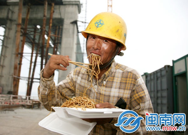 侯師傅正大口吃面，干體力活，飯量不能少