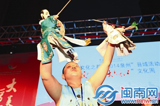 上臺表演，架勢足吧！