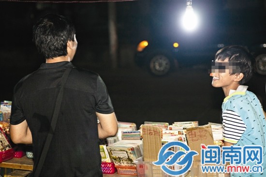 夜里擺攤時，阿興和兒子玩鬧