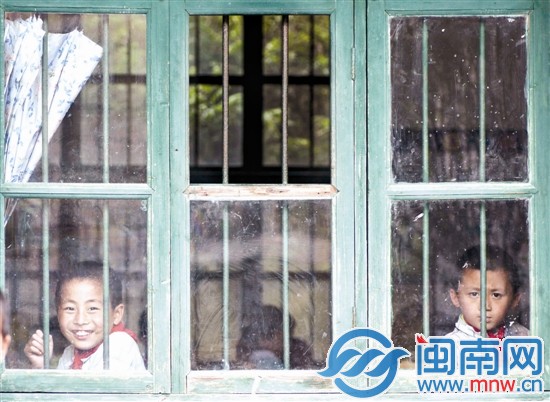 大坂小學經費緊張，一年級的窗戶少了一塊玻璃