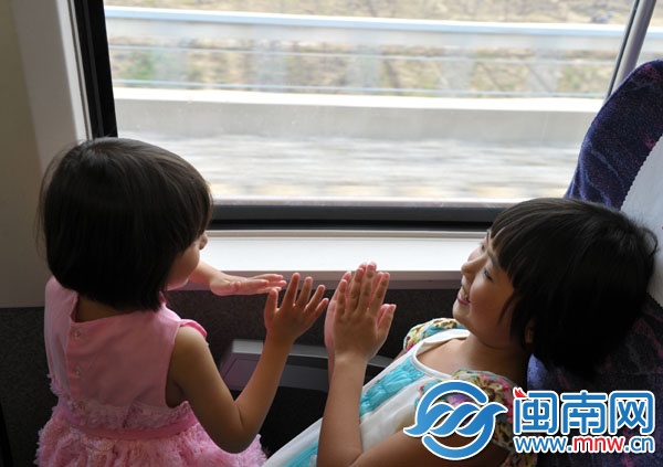 動車上，朱心琴姐妹玩拍手游戲打發時間
