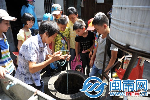 阿婆輕松就打上了一桶井水，小記者們看呆了