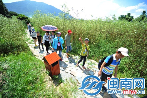 踏青石板上，游走美麗鄉村，小記者流連忘返