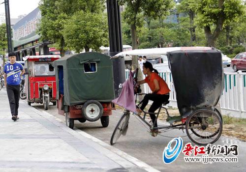 在路邊候客的“三腳虎”。
